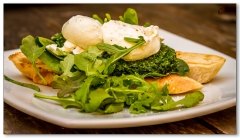 Brunch Poached egg with pesto and haloumi